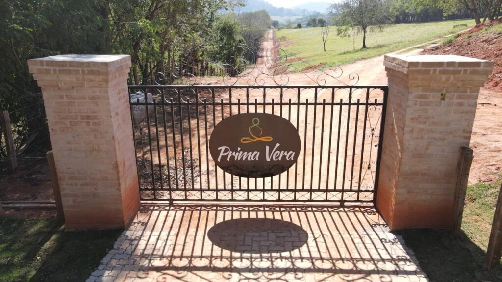 Portão de entrada do Prima Vera com a placa do empreendimento